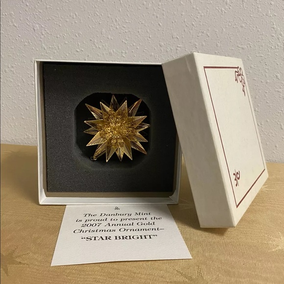 Danbury Mint 2007 Star Bright Ornament 
Used - Picture 1 of 9